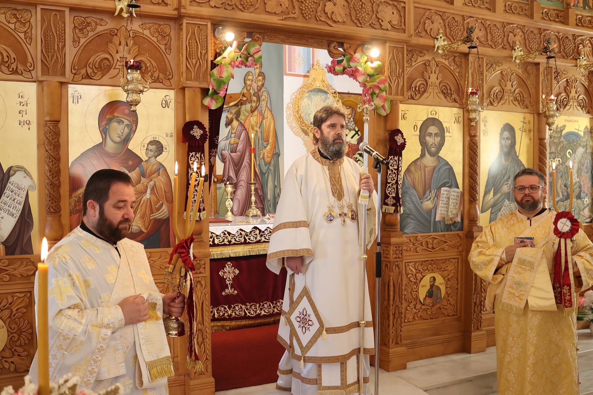 Ο Αρχιεπίσκοπος Ιωάννης λειτούργησε στο Κομπινάτ Τιράνων - μια φωτογραφία 1