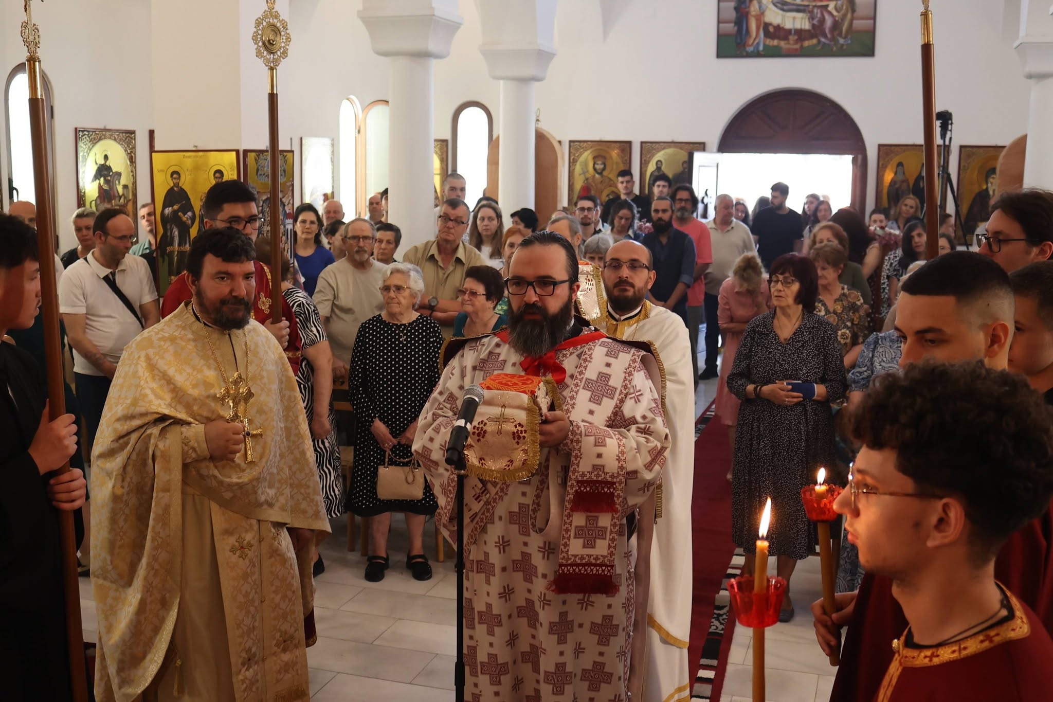 Ο Αρχιεπίσκοπος Ιωάννης λειτούργησε στο Κομπινάτ Τιράνων - μια φωτογραφία 2