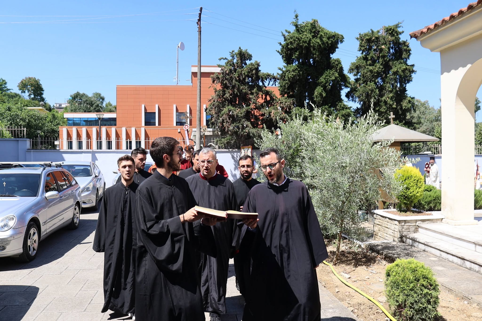 Ο Αρχιεπίσκοπος Ιωάννης λειτούργησε στο Κομπινάτ Τιράνων - μια φωτογραφία 3