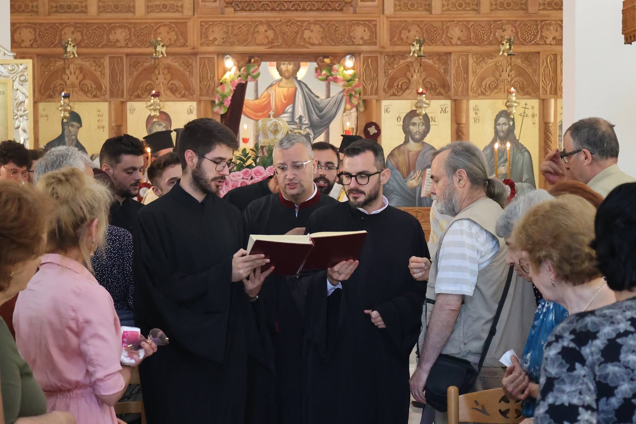 Ο Αρχιεπίσκοπος Ιωάννης λειτούργησε στο Κομπινάτ Τιράνων - μια φωτογραφία 6