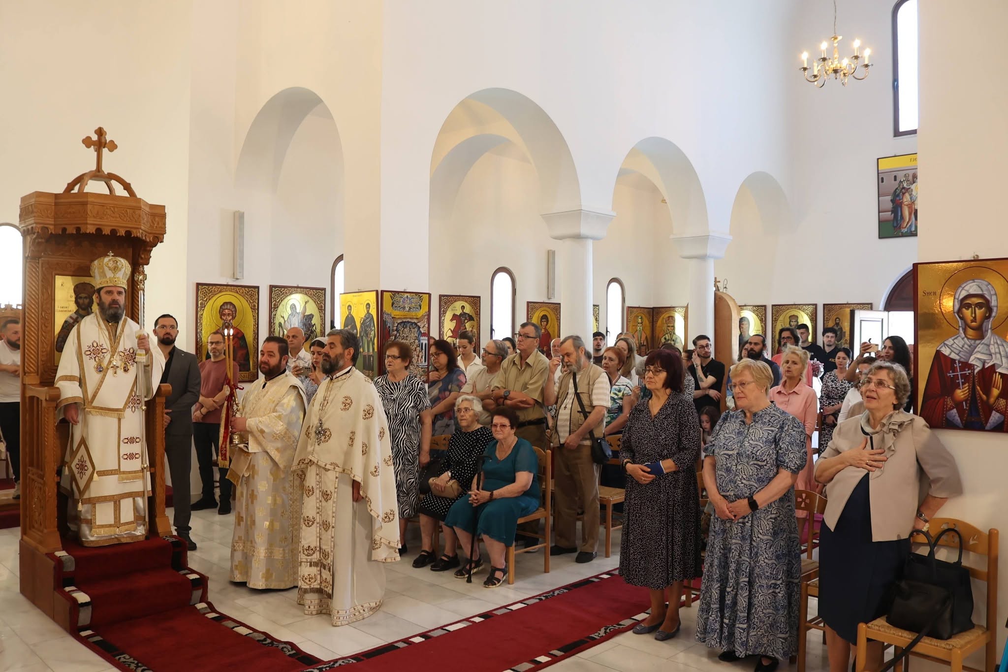Ο Αρχιεπίσκοπος Ιωάννης λειτούργησε στο Κομπινάτ Τιράνων - μια φωτογραφία 13