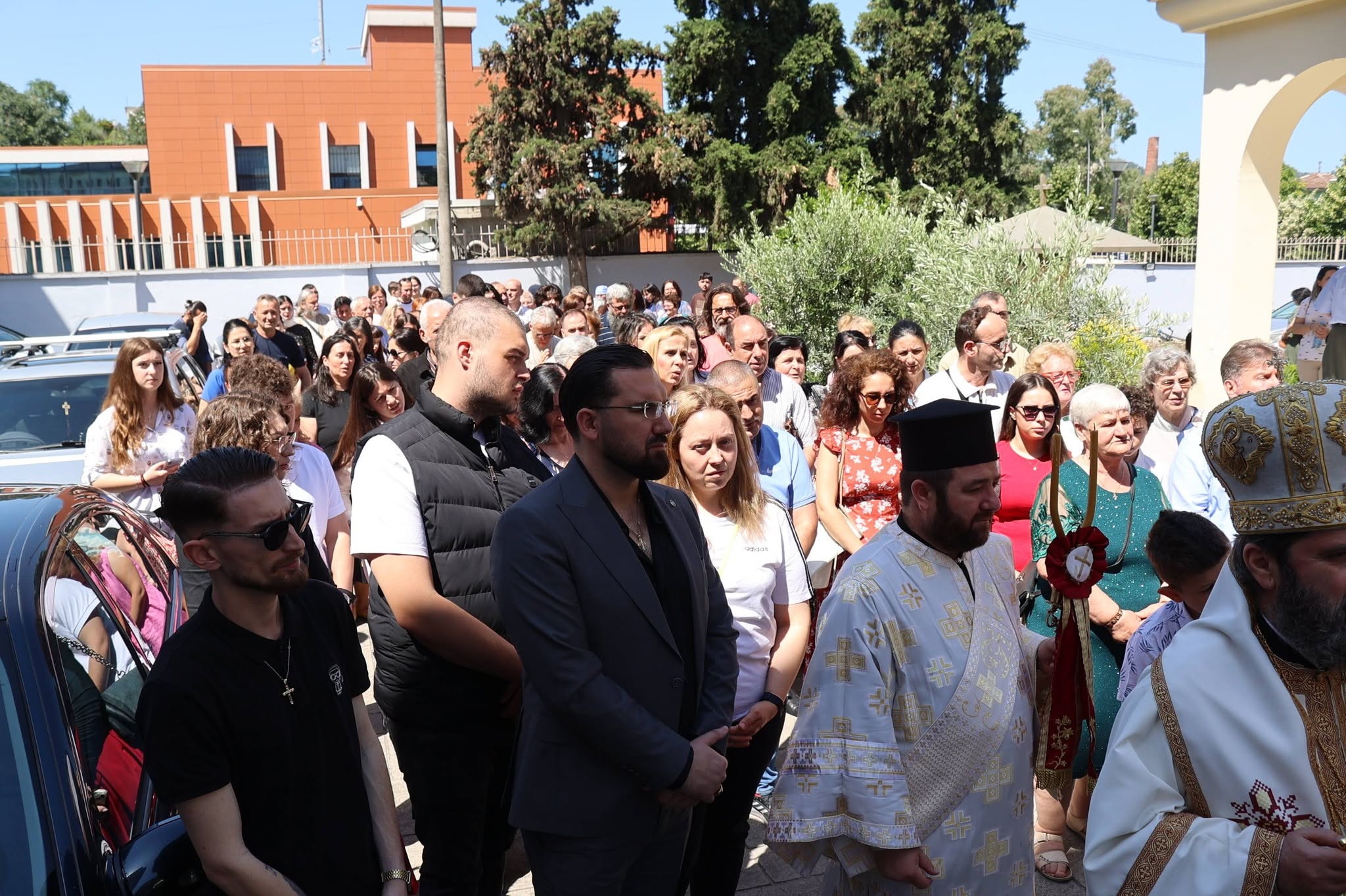 Ο Αρχιεπίσκοπος Ιωάννης λειτούργησε στο Κομπινάτ Τιράνων - μια φωτογραφία 14