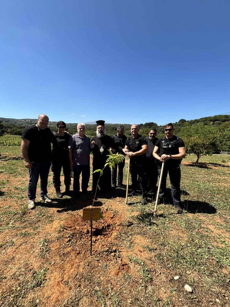 Δενδροφύτευση από παιδιά κατηχητικών στη Μονή Αρκαδίου στο Ρέθυμνο - μια φωτογραφία 10