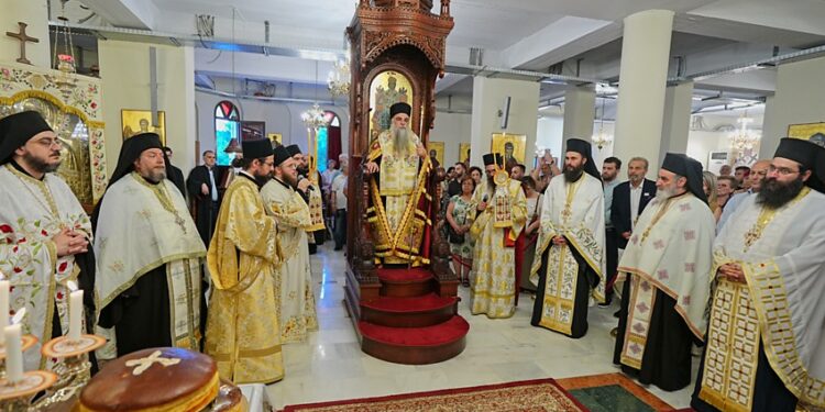 Πολυαρχιερατικός Εσπερινός για τον Άγιο Λουκά στη Δοβρά Βεροίας - μια φωτογραφία 1