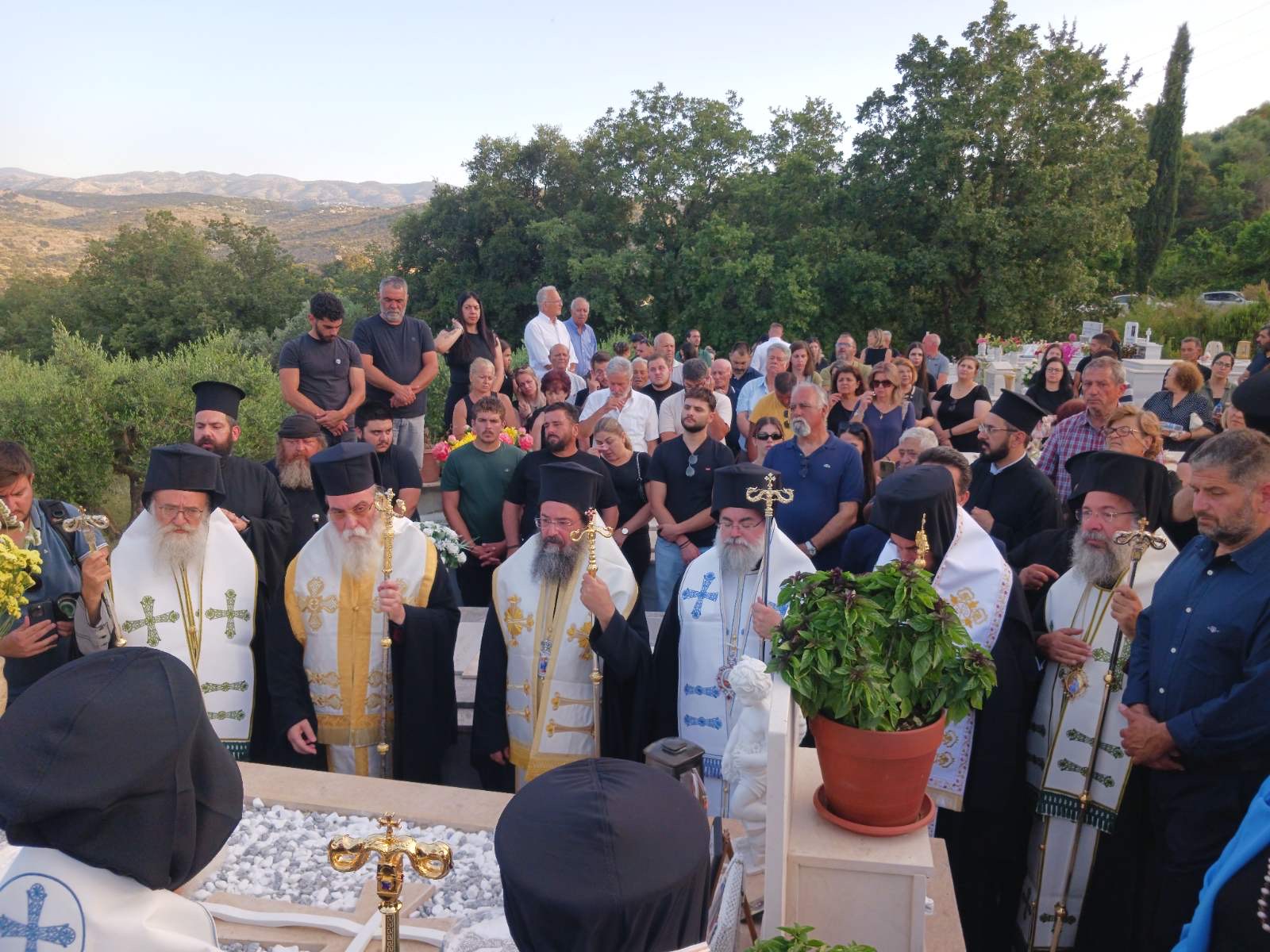 Συνοδικό Τρισάγιο στην Κρήτη με μήνυμα κατά της βίας από τον Αρχιείσκοπο - μια φωτογραφία 2