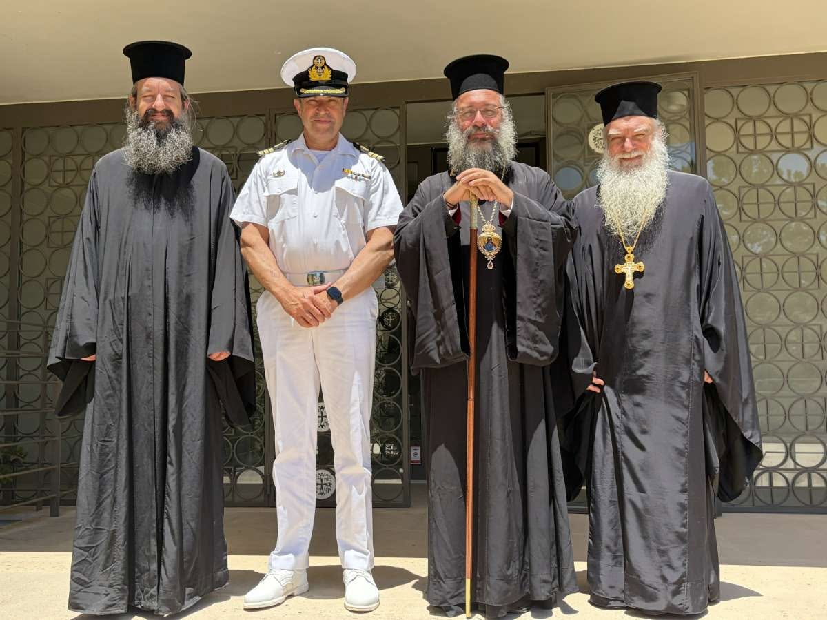 Εθιμοτυπική επίσκεψη ιερέα του Λιμενικού στον Μητροπολίτη Ρεθύμνης - μια φωτογραφία 1