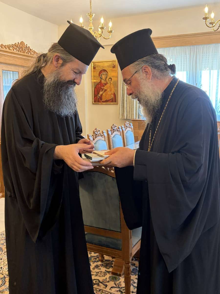 Εθιμοτυπική επίσκεψη ιερέα του Λιμενικού στον Μητροπολίτη Ρεθύμνης - μια φωτογραφία 2