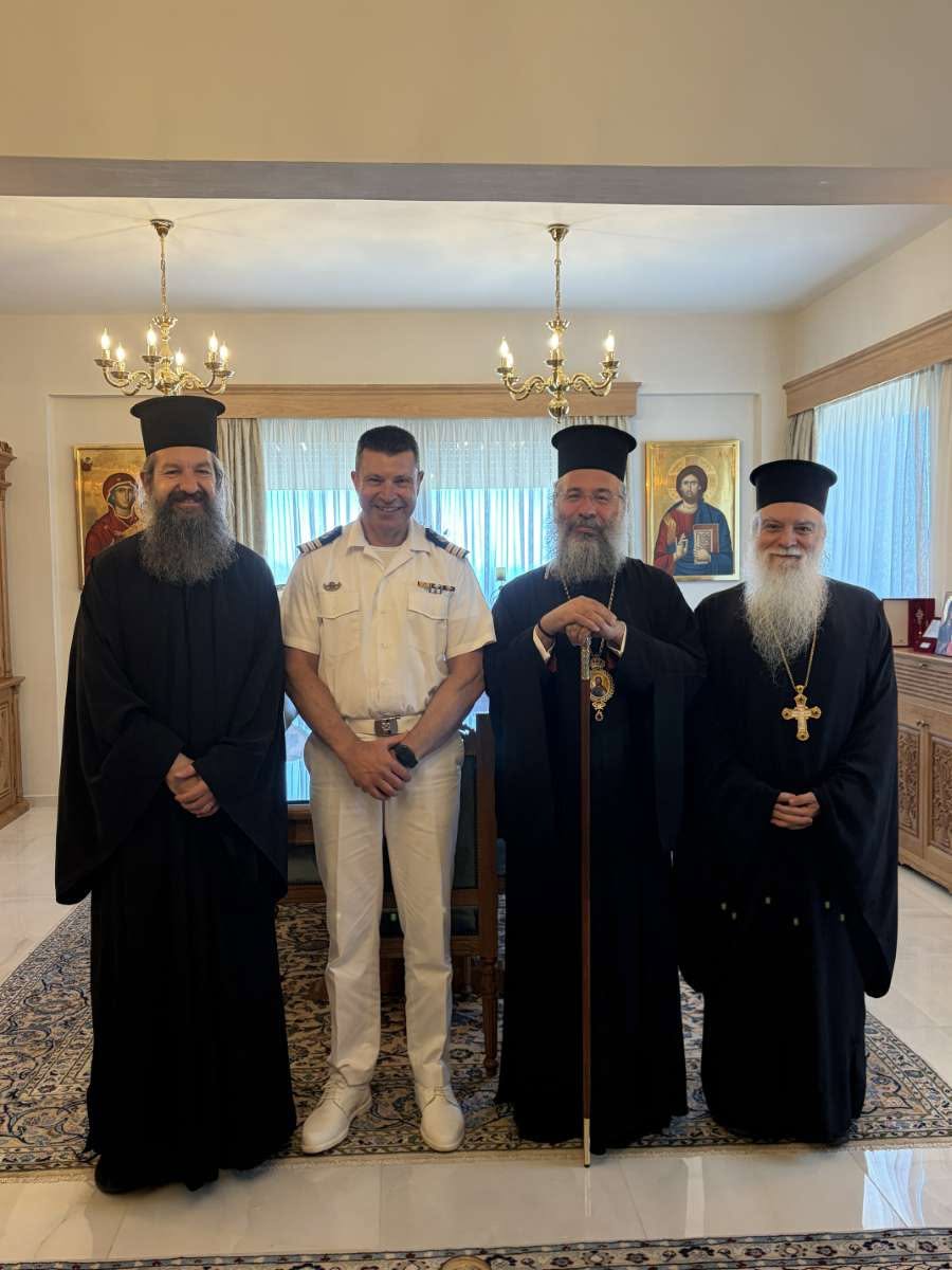 Εθιμοτυπική επίσκεψη ιερέα του Λιμενικού στον Μητροπολίτη Ρεθύμνης - μια φωτογραφία 3