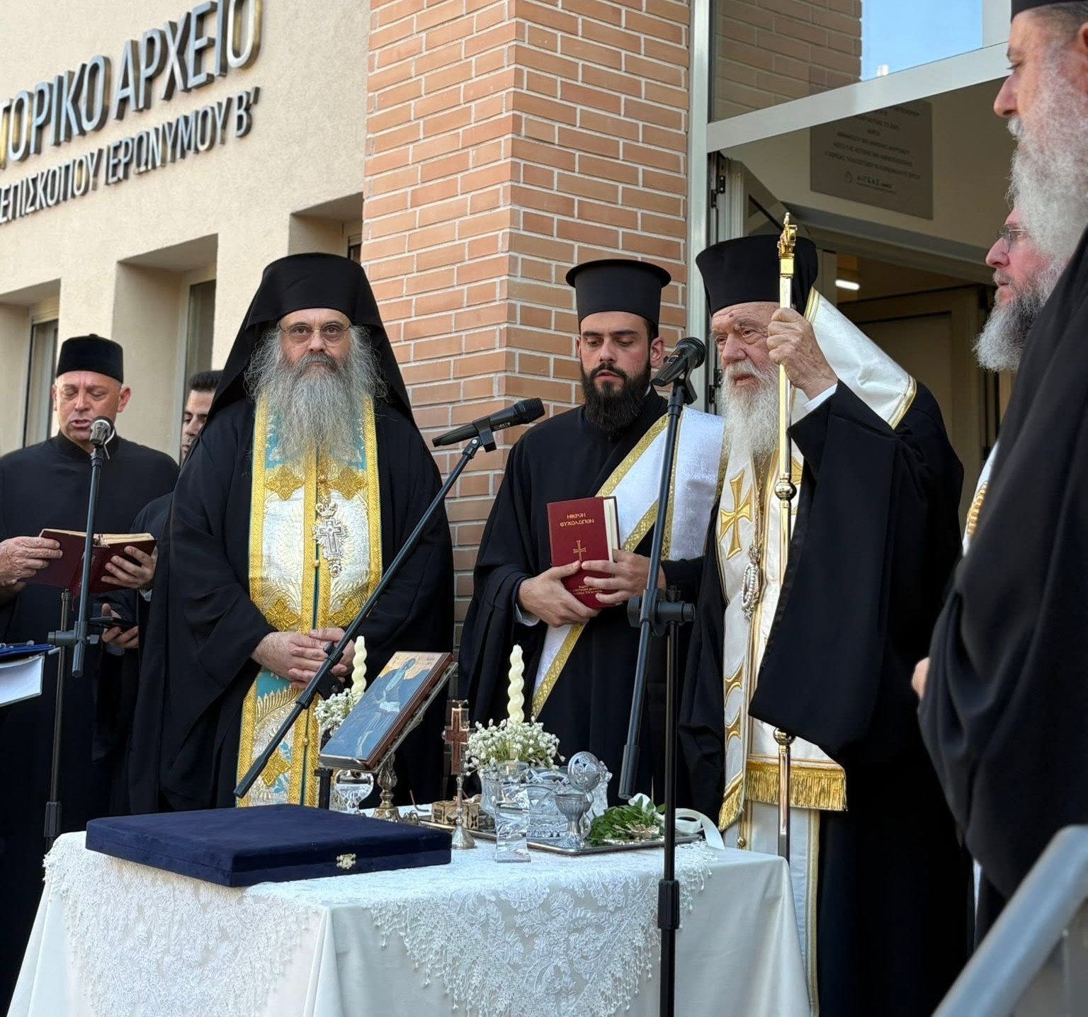 Εγκαίνια Ιστορικού Αρχείου Αρχιεπισκόπου Ιερωνύμου Β΄ στα Οινόφυτα - μια φωτογραφία 2