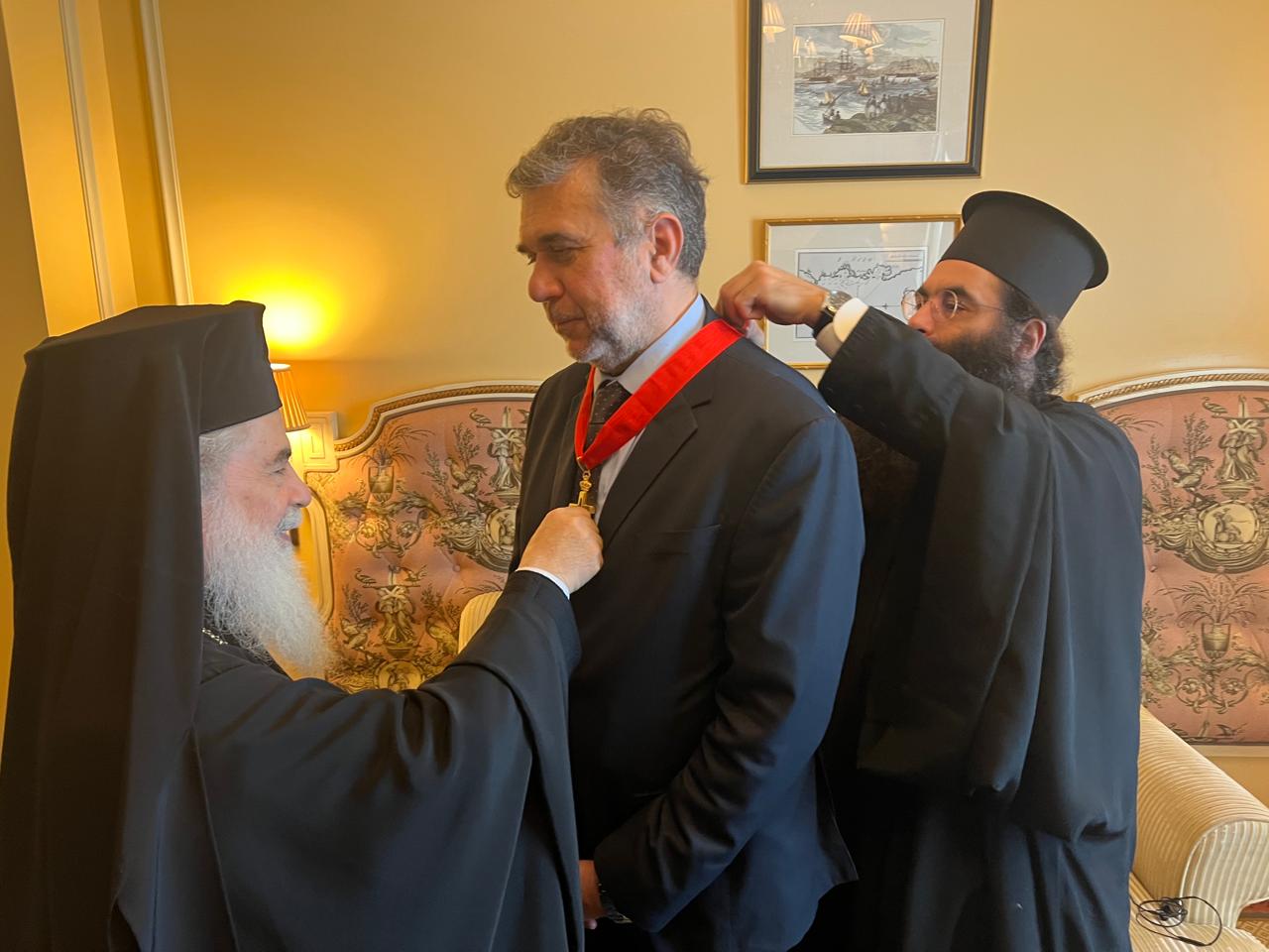 Ο Πατριάρχης Θεόφιλος απένειμε παράσημο στον καθηγητή Νομικής Σπ. Βλαχόπουλο - μια φωτογραφία 1
