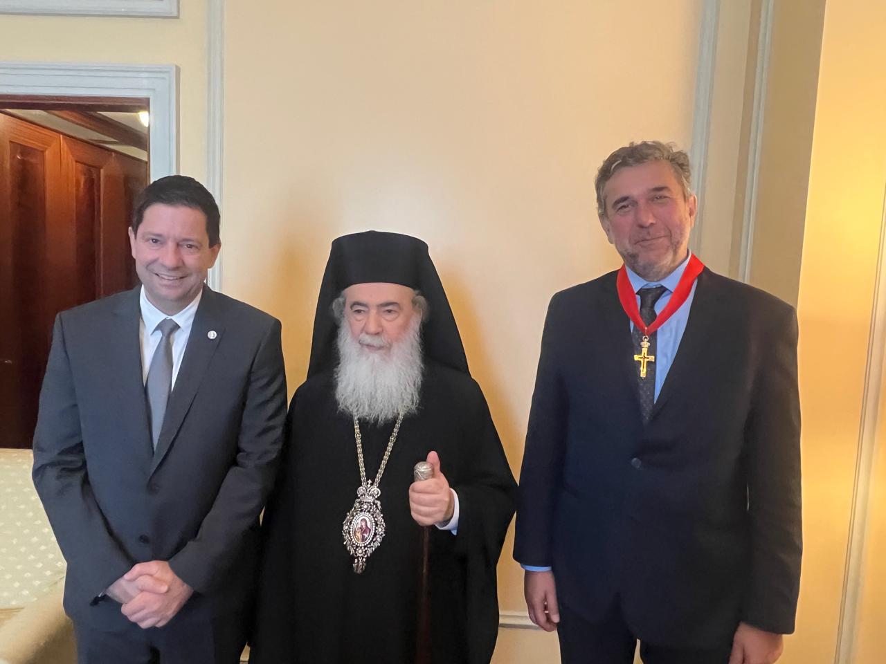 Ο Πατριάρχης Θεόφιλος απένειμε παράσημο στον καθηγητή Νομικής Σπ. Βλαχόπουλο - μια φωτογραφία 2
