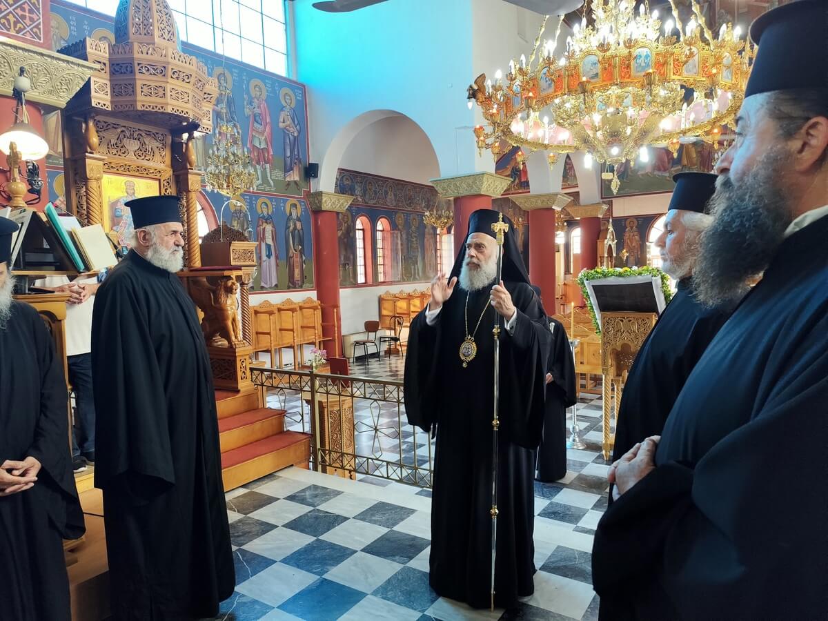 Εσπερινός για τη μετακομιδή του λειψάνου του Αγίου Αρσενίου Ελασσώνος - μια φωτογραφία 1