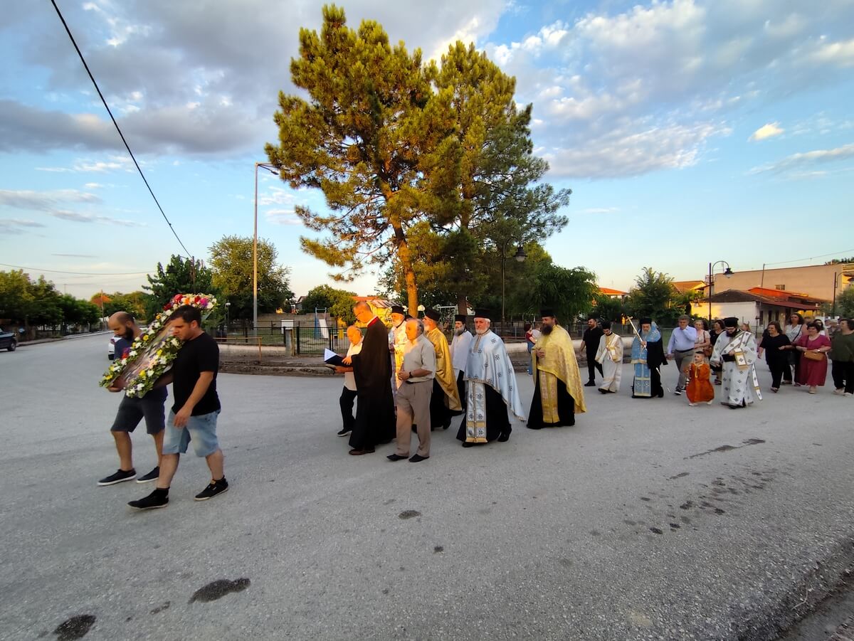 Εσπερινός για τη μετακομιδή του λειψάνου του Αγίου Αρσενίου Ελασσώνος - μια φωτογραφία 16