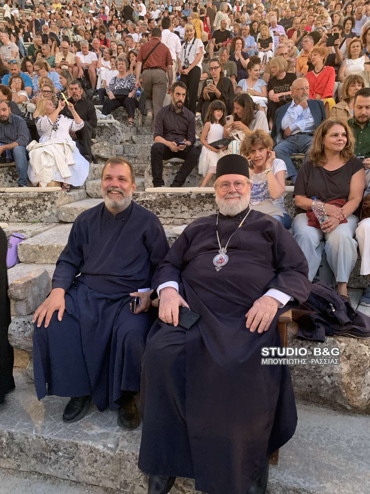 Ο Μητροπολίτης Αχαΐας Αθανάσιος στο Αρχαίο Θέατρο Επιδαύρου - μια φωτογραφία 1