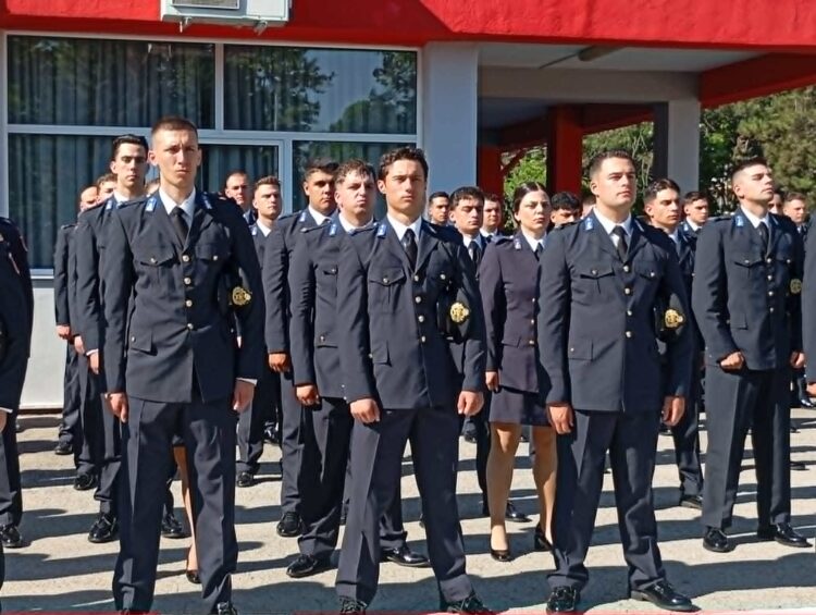 Ο Μητρ. Φλωρίνης ανέγνωσε τον όρκο 160 νέων πυροσβεστών στην Πτολεμαΐδα - μια φωτογραφία 2