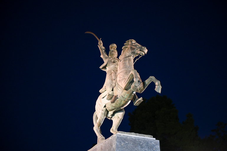 Αποκαλυπτήρια του ανακαινισμένου ανδριάντα του Θ. Κολοκοτρώνη στην Τρίπολη - μια φωτογραφία 3