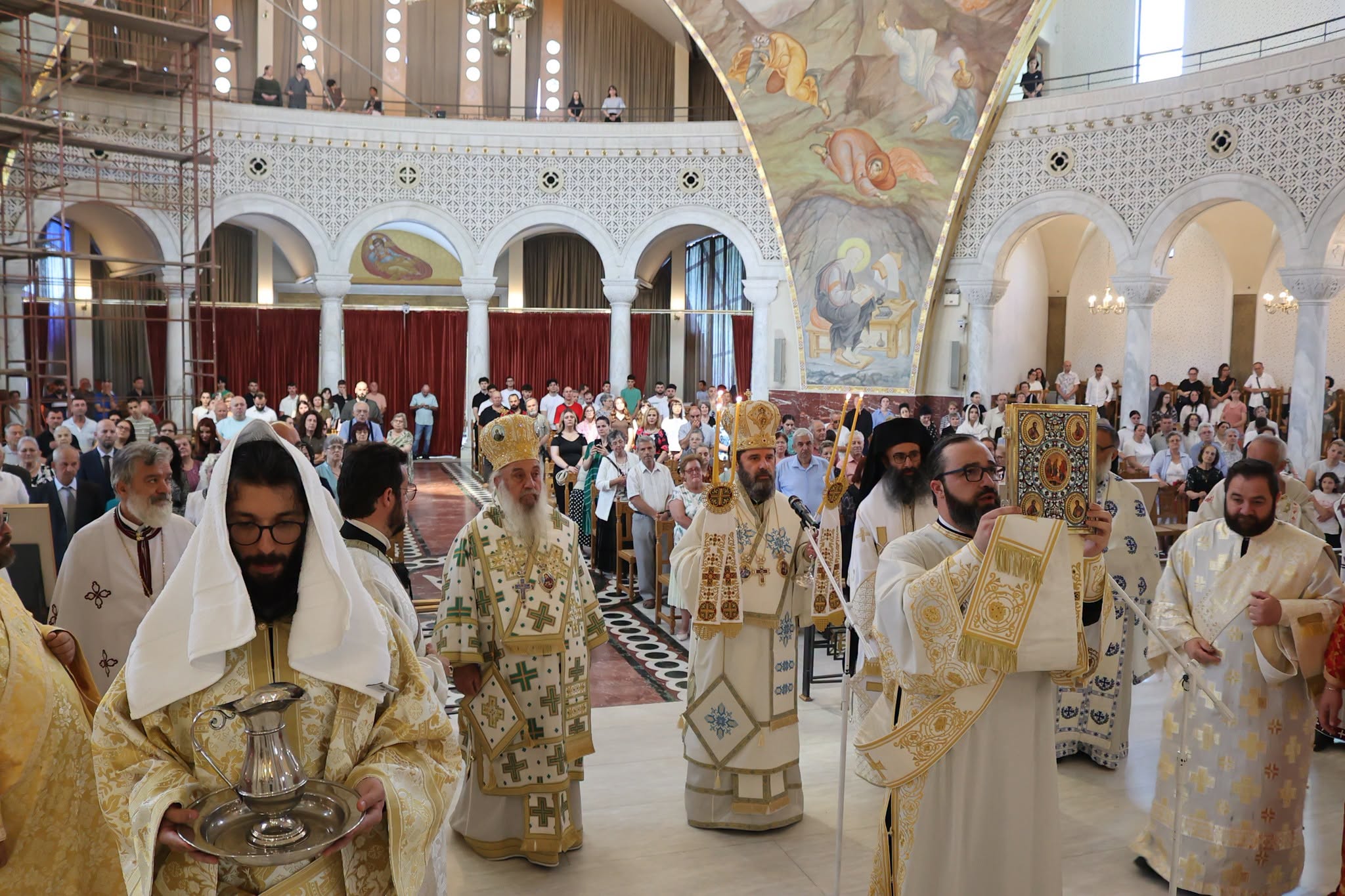 Χειροτονία διακόνου από τον Αρχιεπίσκοπο Αλβανίας στα Τίρανα - μια φωτογραφία 1