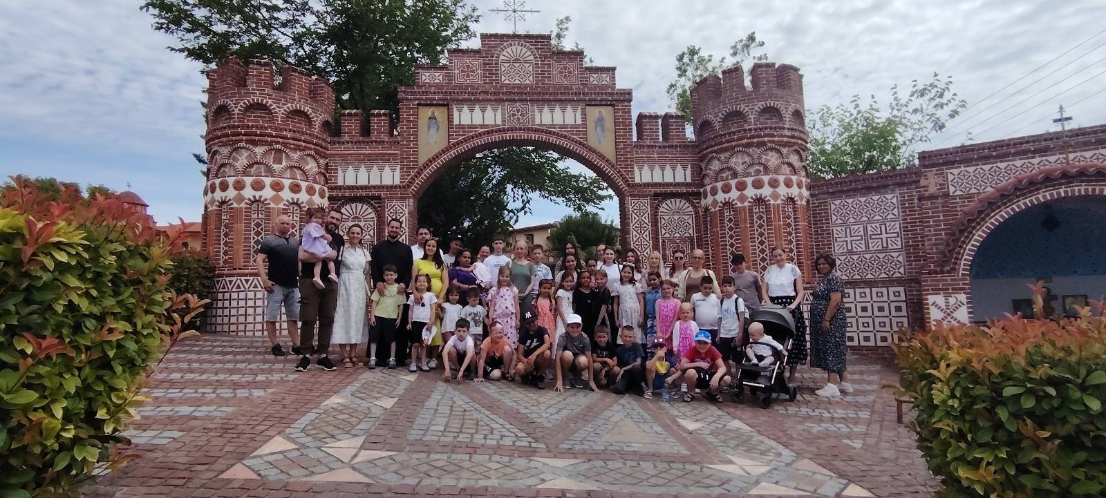 Η Μητρόπολη Κίτρους φιλοξένησε παιδιά από άπορες οικογένειες του Βελιγραδίου - μια φωτογραφία 1