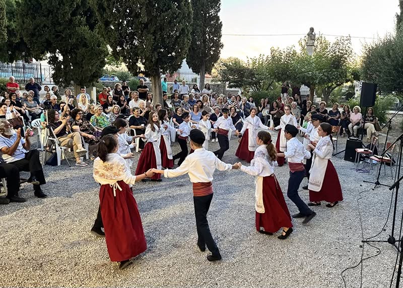 Εκδήλωση με τον Πέτρο Ξεκούκη στον Ευαγγελιστή Λουκά Θήβας - μια φωτογραφία 3