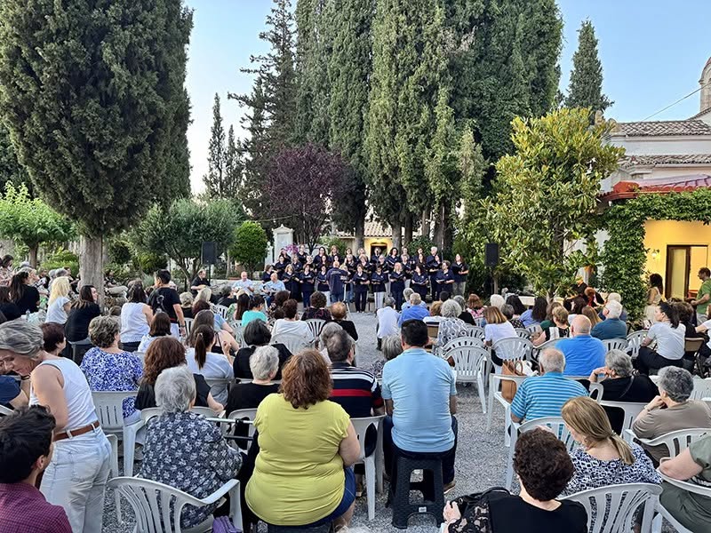 Εκδήλωση με τον Πέτρο Ξεκούκη στον Ευαγγελιστή Λουκά Θήβας - μια φωτογραφία 4