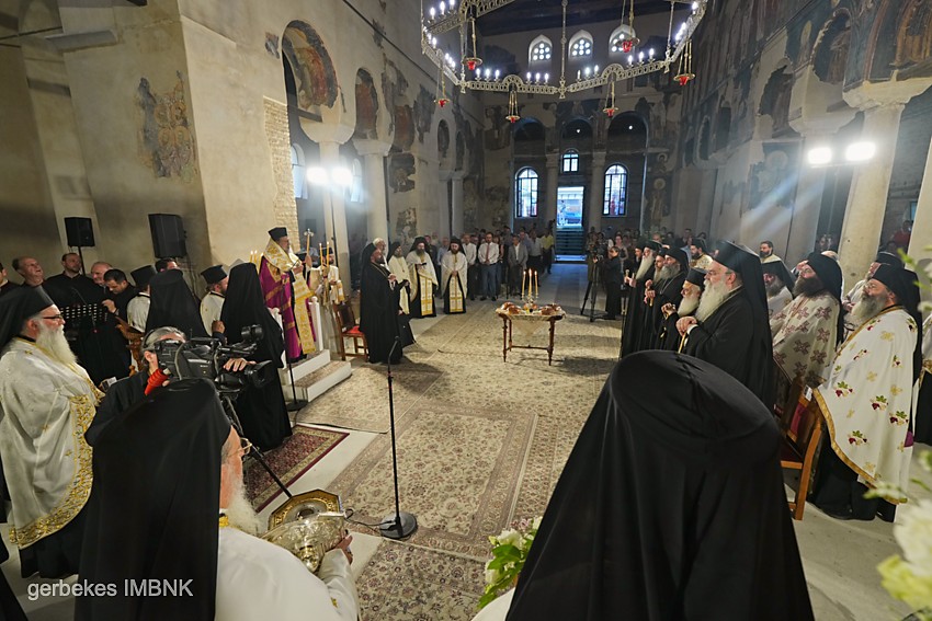 Πολυαρχιερατικός Εσπερινός στη Βέροια για την εορτή των Αποστόλων Πέτρου και Παύλου - μια φωτογραφία 1