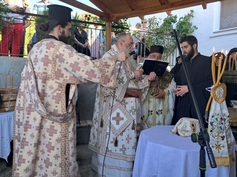Εγκαινιάστηκε ναός του Οσίου Γεωργίου Καρσλίδη στο Λιβαδερό Δράμας - μια φωτογραφία 1