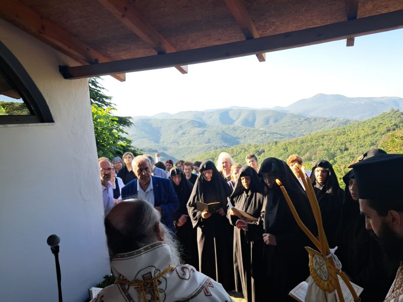 Εγκαινιάστηκε ναός του Οσίου Γεωργίου Καρσλίδη στο Λιβαδερό Δράμας - μια φωτογραφία 4
