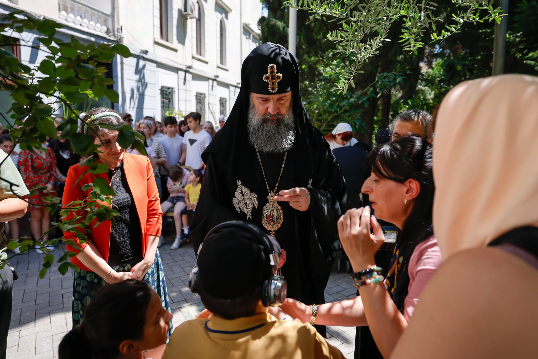 Ο Πατριάρχης Γωεγρίας Σίο υποδέχθηκε μαθητές σχολείου τυφλών στην Τιφλίδα - μια φωτογραφία 3