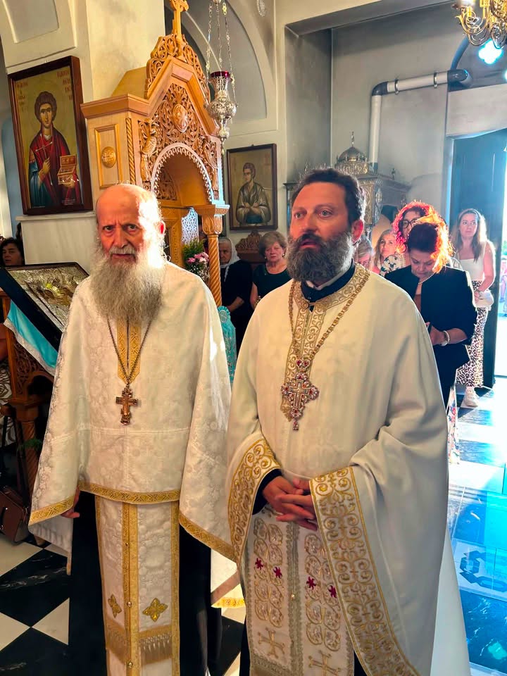 Ο Μητροπολίτης Θήρας στην πανήγυρη των Αγίων Αναργύρων στα Θολάρια - μια φωτογραφία 2