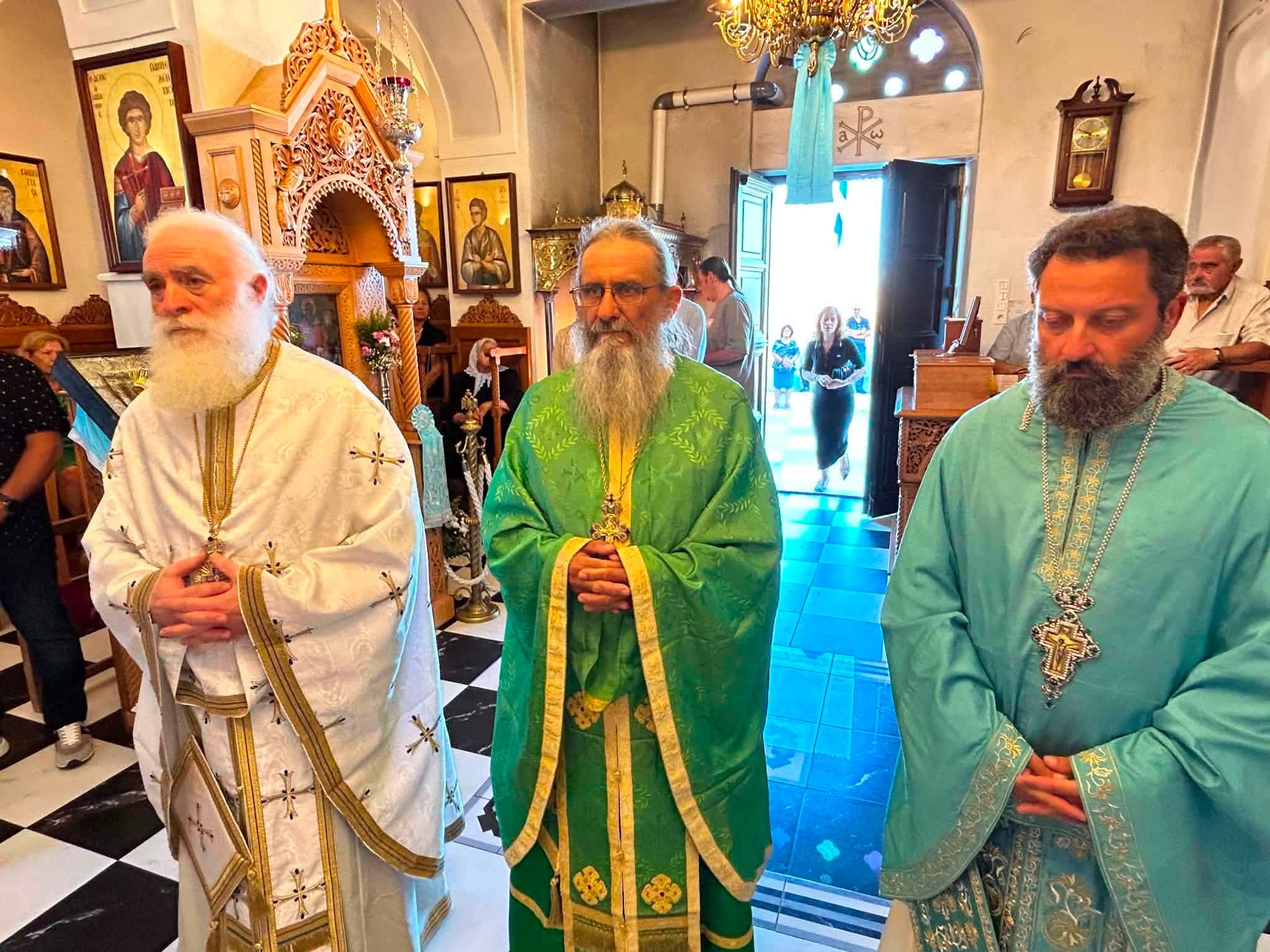 Ο Μητροπολίτης Θήρας στην πανήγυρη των Αγίων Αναργύρων στα Θολάρια - μια φωτογραφία 7