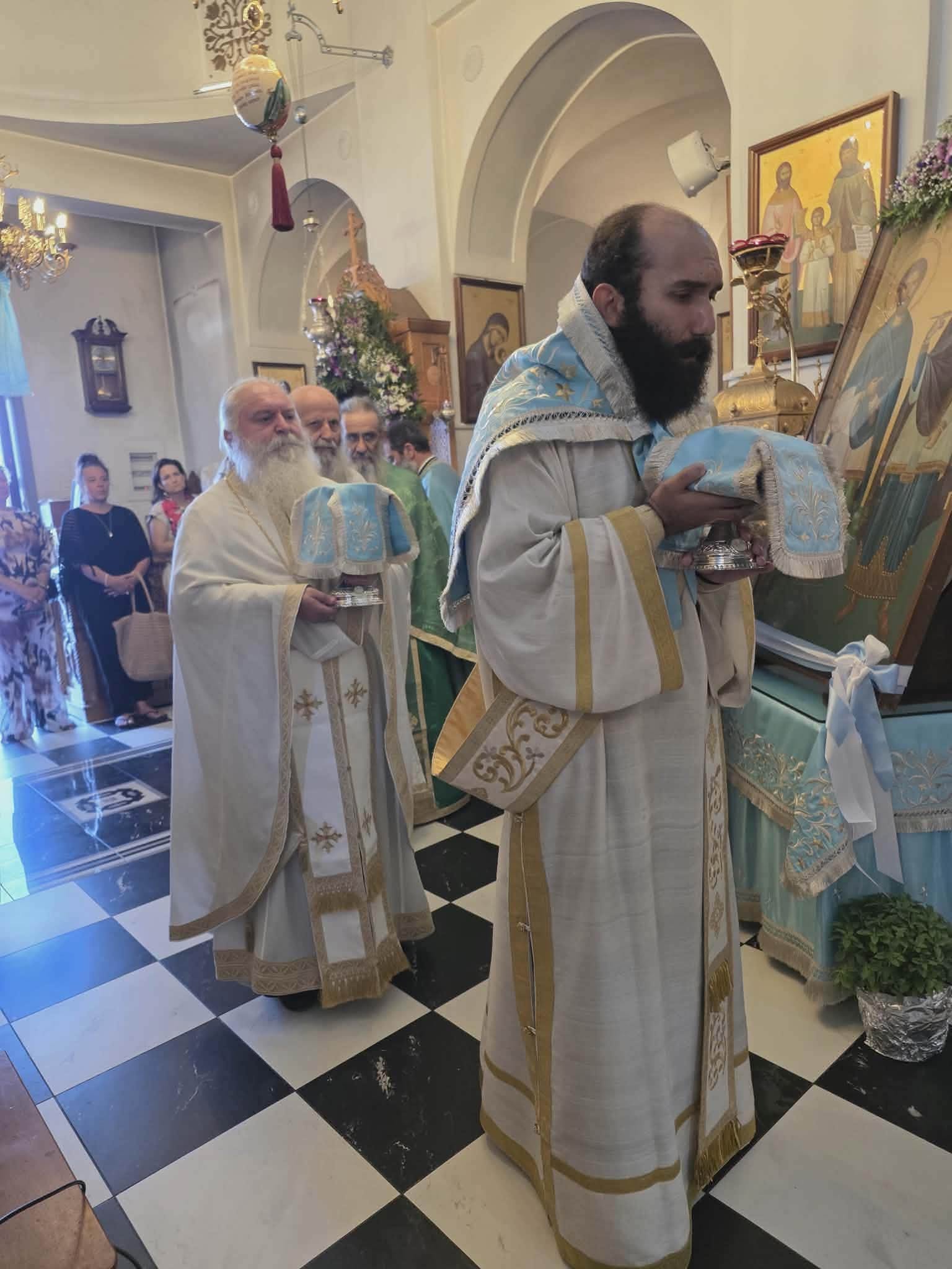 Ο Μητροπολίτης Θήρας στην πανήγυρη των Αγίων Αναργύρων στα Θολάρια - μια φωτογραφία 9