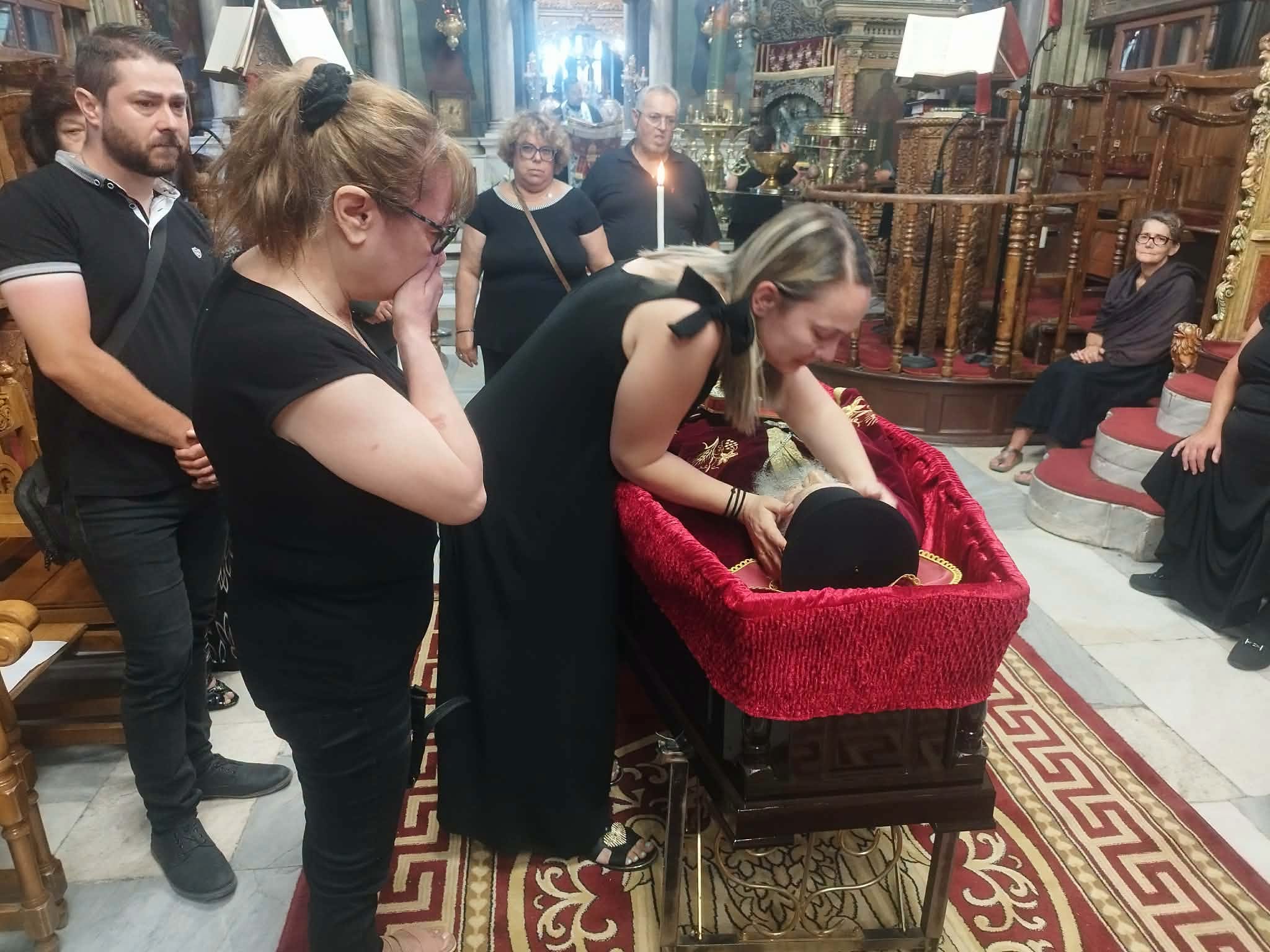 Η εξόδιος ακολουθία του π. Ευστρατίου Δήσσου στο Μανταμάδο - μια φωτογραφία 5