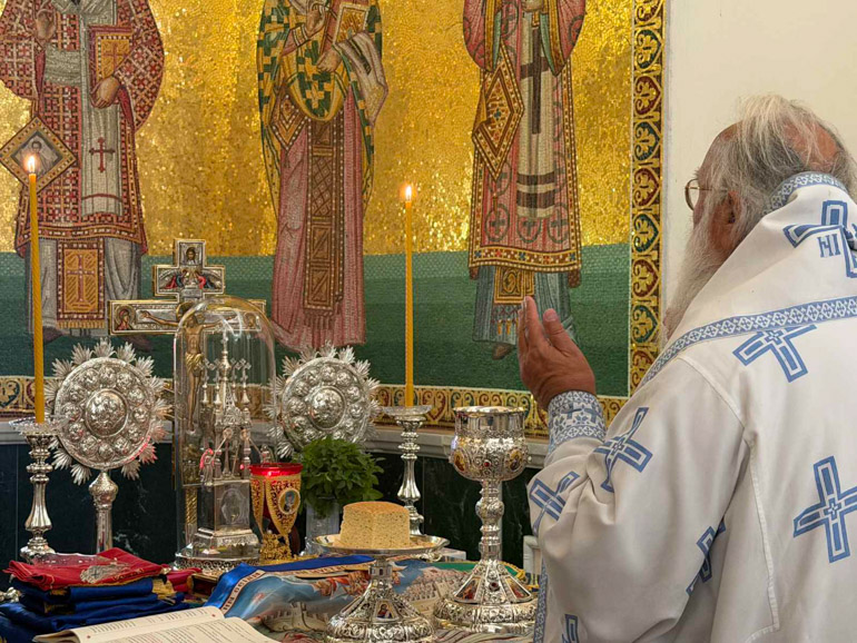 Ο Μητροπολίτης Κερκύρας Νεκτάριος κοντά στα παιδιά - μια φωτογραφία 3
