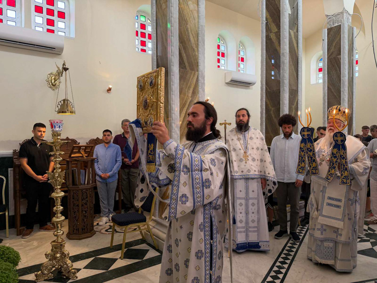 Ο Μητροπολίτης Κερκύρας Νεκτάριος κοντά στα παιδιά - μια φωτογραφία 4