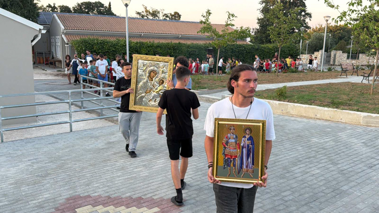 Ο Μητροπολίτης Κερκύρας Νεκτάριος κοντά στα παιδιά - μια φωτογραφία 8