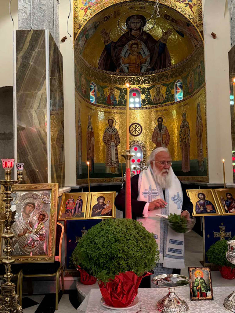 Ο Μητροπολίτης Κερκύρας Νεκτάριος κοντά στα παιδιά - μια φωτογραφία 12