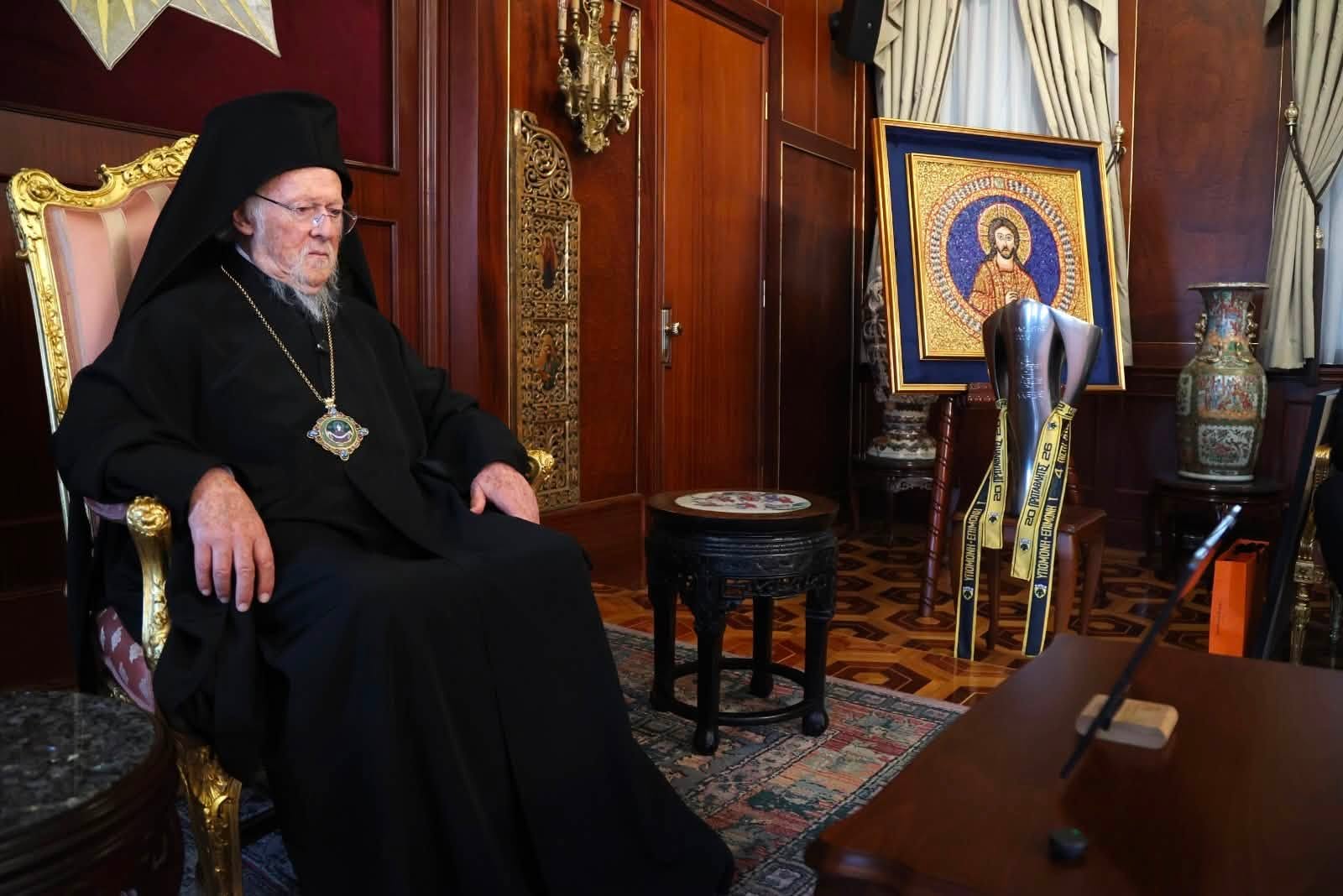 Αντιπροσωπεία της ΑΕΚ παρουσίασε το τρόπαιο στον Πατριάρχη Βαρθολομαίο - μια φωτογραφία 1
