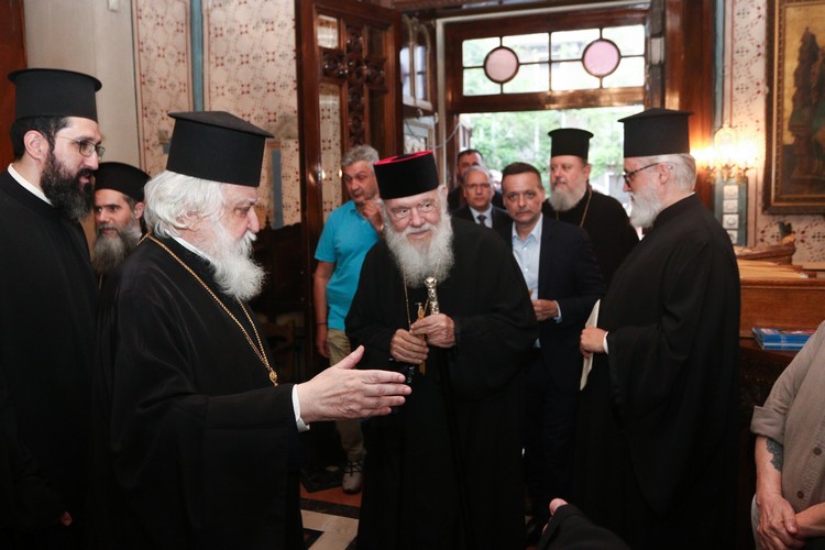 Αποκαλυπτήρια πλάκας για τον π. Άγγελο Νησιώτη παρουσία του Αρχιεπισκόπου - μια φωτογραφία 2