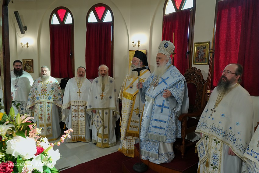 Δισαρχιερατική Θεία Λειτουργία στη Μονή Δοβρά για την Παναγία Τριχερούσα - μια φωτογραφία 1