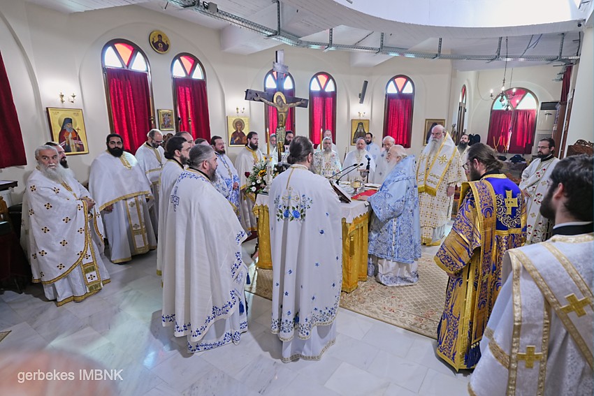 Δισαρχιερατική Θεία Λειτουργία στη Μονή Δοβρά για την Παναγία Τριχερούσα - μια φωτογραφία 2