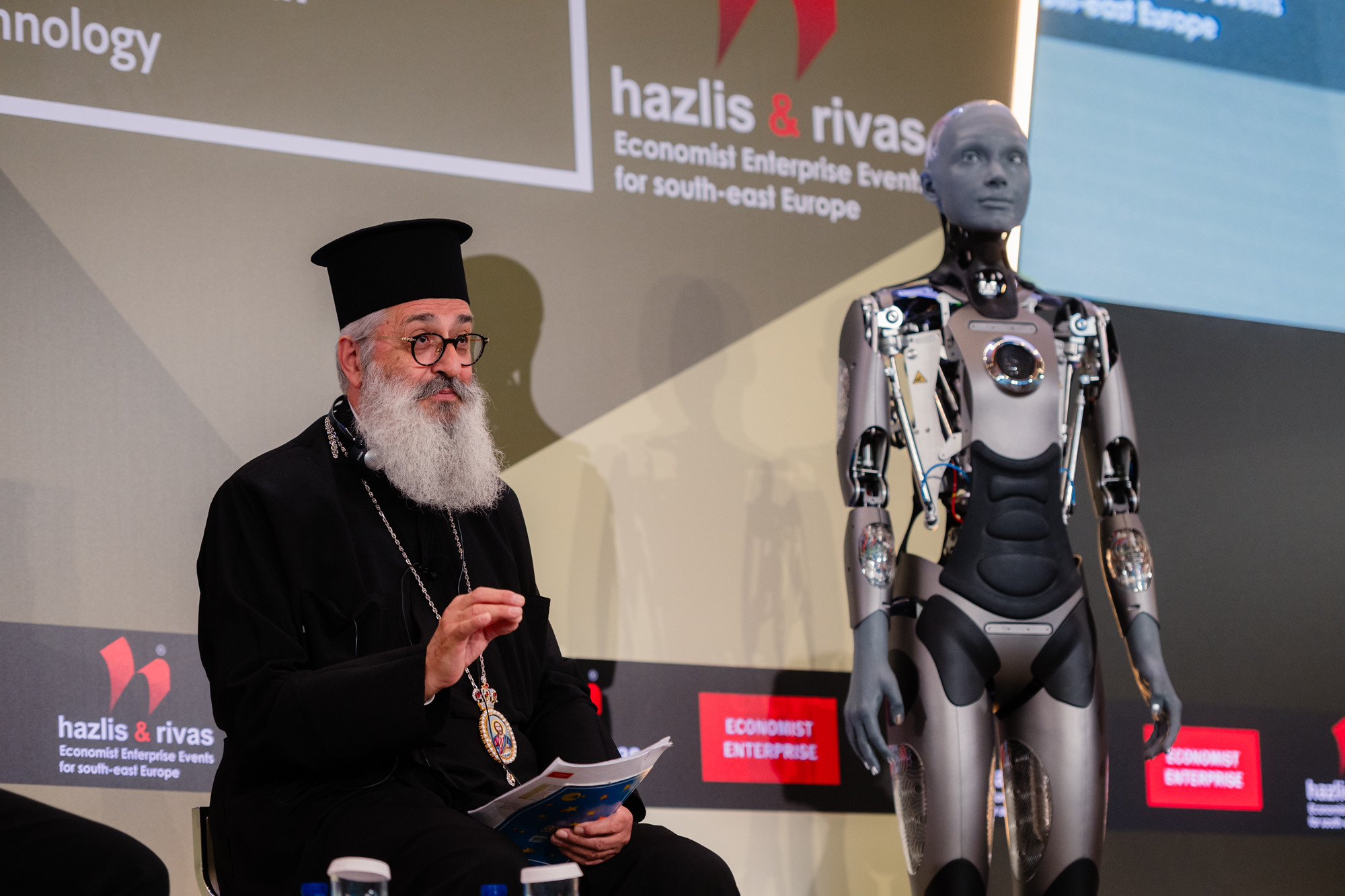 Ο Μητροπολίτης Αλεξανδρουπόλεως ρώτησε ρομπότ αν υπάρχει Θεός - μια φωτογραφία 3