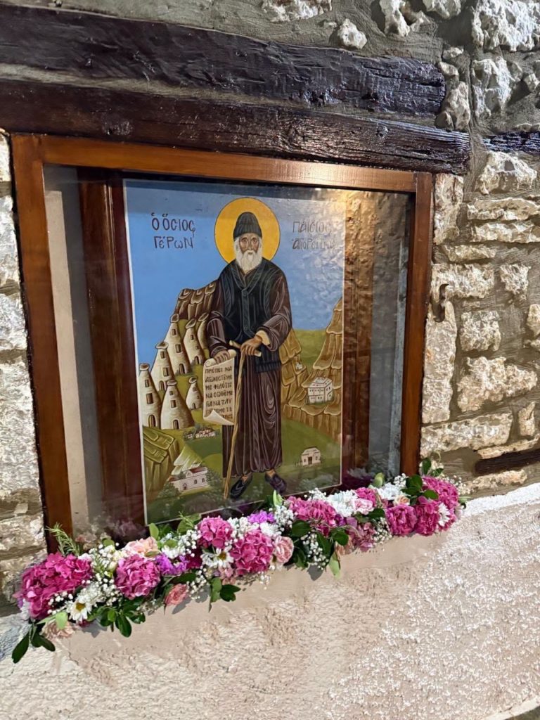 Χιλιάδες πιστοί στην Κόνιτσα, γενέτειρα του Οσίου Παϊσίου του Αγιορείτου - μια φωτογραφία 1