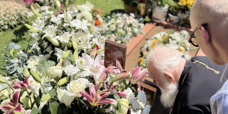 Ο Αρχιεπίσκοπος Ιερώνυμος προσκύνησε τον τάφο του Αγίου Παϊσίου στη Σουρωτή - μια φωτογραφία 1