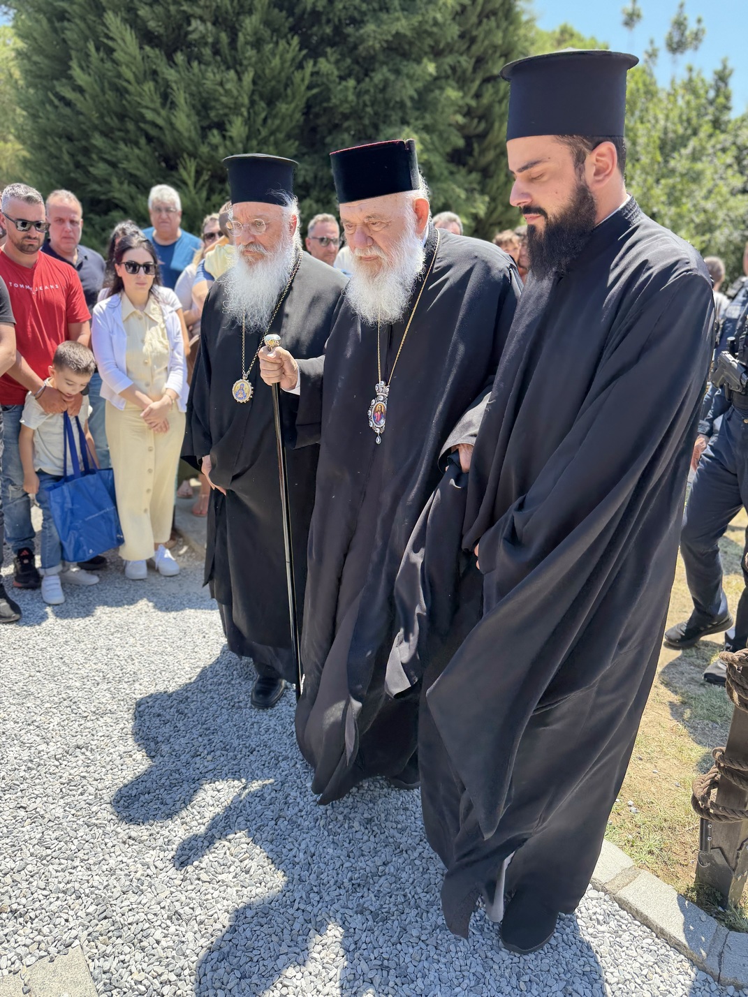 Ο Αρχιεπίσκοπος Ιερώνυμος προσκύνησε τον τάφο του Αγίου Παϊσίου στη Σουρωτή - μια φωτογραφία 2