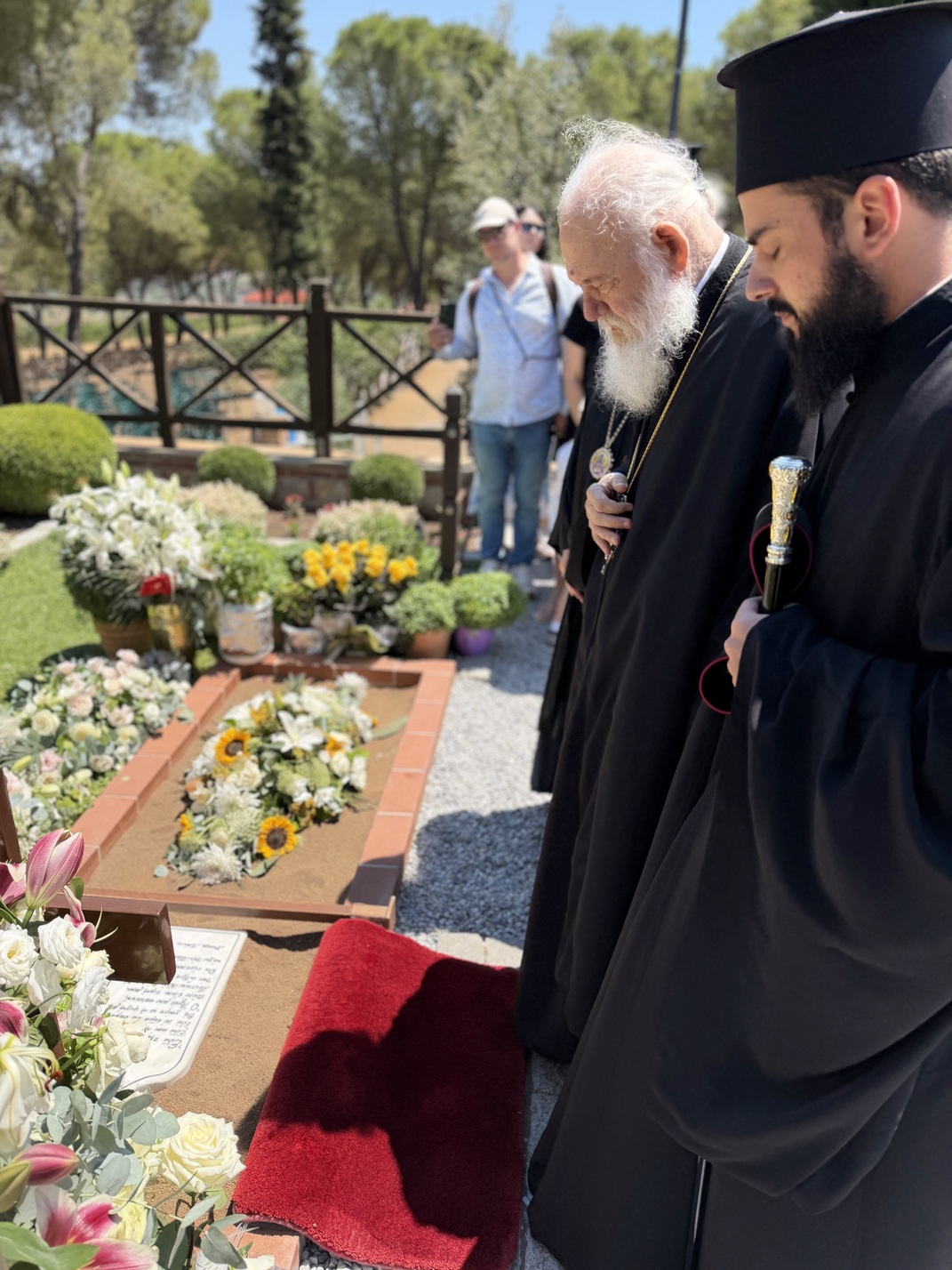 Ο Αρχιεπίσκοπος Ιερώνυμος προσκύνησε τον τάφο του Αγίου Παϊσίου στη Σουρωτή - μια φωτογραφία 7