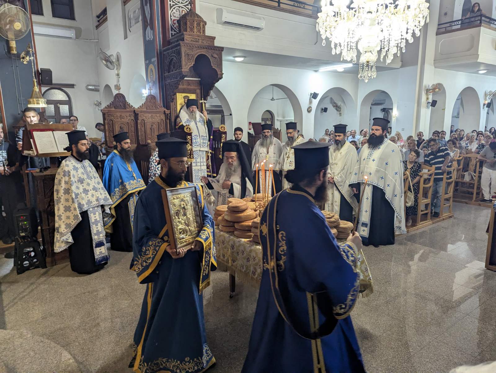 Οι Κύπριοι τίμησαν με μεγαλοπρέπεια την Παναγία Τριχερούσα στη Λεμεσό - μια φωτογραφία 3
