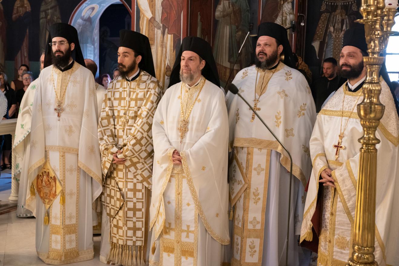 Χειροτονία πρεσβυτέρου και χειροθεσία αρχιμανδρίτη στην Πετρούπολη - μια φωτογραφία 4
