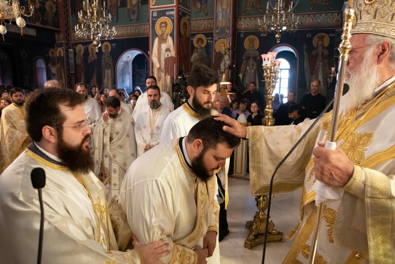 Χειροτονία πρεσβυτέρου και χειροθεσία αρχιμανδρίτη στην Πετρούπολη - μια φωτογραφία 11
