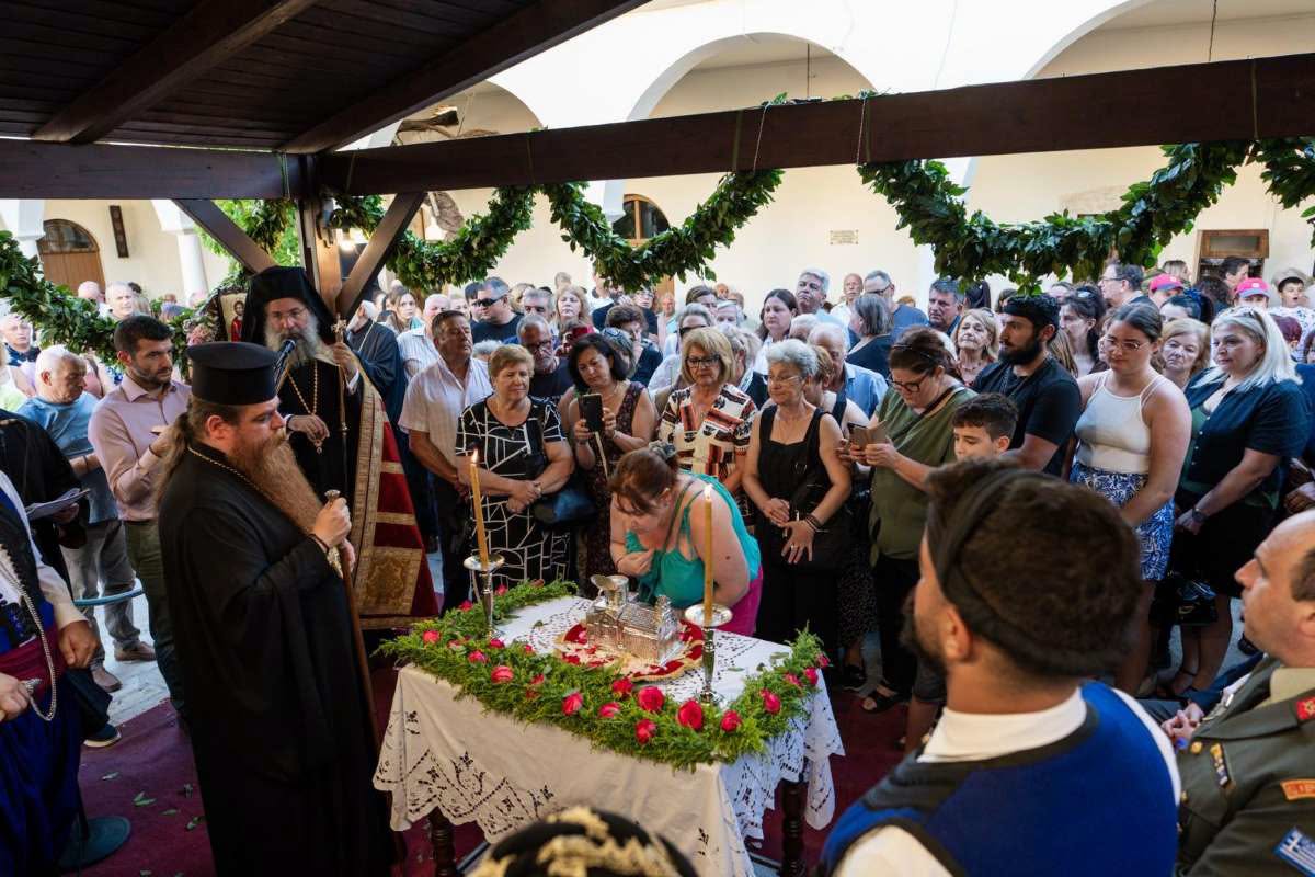 Συγκινητική επανακομιδή λειψάνων του Οσίου Ιωάννη του Ξένου στα Μυριοκέφαλα - μια φωτογραφία 8