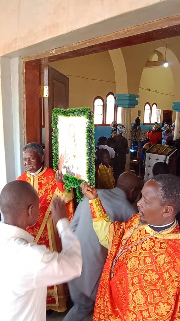 Πλήθος Χριστιανών και λιτανεία της Αγίας Κυριακής στη Μητρόπολη Κατάνγκας - μια φωτογραφία 10